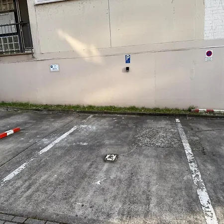 Cosy In The Center With Own Parking 公寓